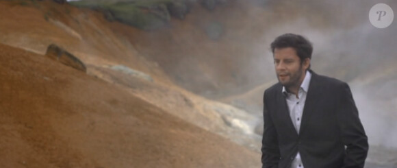Alexis HK, image du clip Le Dernier présent, single-titre de l'album à paraître le 17 septembre 2012.