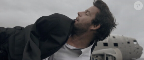 Alexis HK, image du clip Le Dernier présent, single-titre de l'album à paraître le 17 septembre 2012.