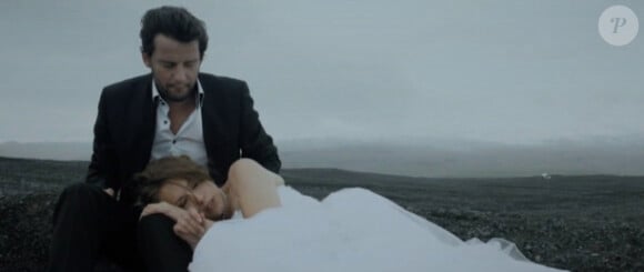 Alexis HK rassure Steinunn Hrólfsdóttir dans le clip Le Dernier présent, réalisé par Thierry Teston, single-titre de l'album à paraître le 17 septembre 2012.