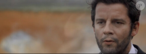 Alexis HK, image du clip Le Dernier présent, single-titre de l'album à paraître le 17 septembre 2012.
