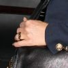 Jennifer Aniston porte toujours sa bague en or jaune gravée de son prénom. Ici, la star est photographiée à son retour à L.A. fin juin 2012