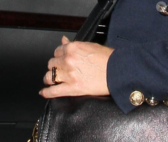 Jennifer Aniston porte toujours sa bague en or jaune gravée de son prénom. Ici, la star est photographiée à son retour à L.A. fin juin 2012