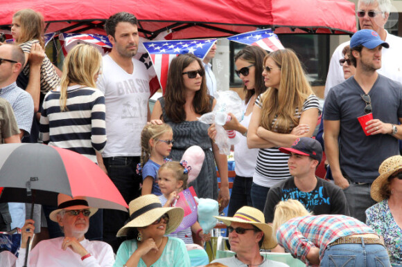 Jennifer Garner et Ben Affleck emmènent leurs filles célébrer la journée nationale des États-Unis et assister à une parade, le 4 juillet 2012 à Los Angeles