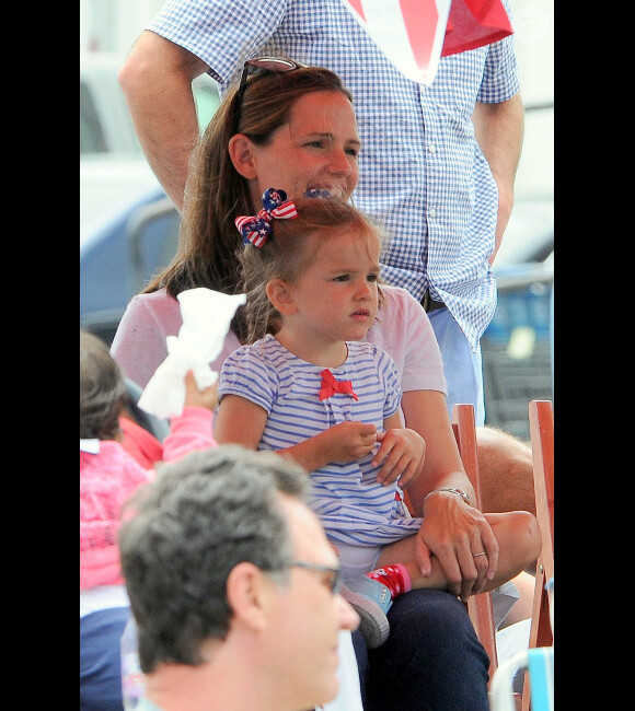 Jennifer Garner et Ben Affleck emmènent leurs filles célébrer la journée nationale des États-Unis et assister à une parade, le 4 juillet 2012 à Los Angeles