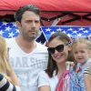Jennifer Garner et Ben Affleck emmènent leurs filles célébrer la journée nationale des États-Unis et assister à une parade, le 4 juillet 2012 à Los Angeles - Jennifer Garner porte Seraphina dans ses bras
