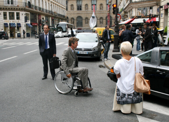 L'actrice Mimie Mathy et Philippe Caroit sur le tournage de Joséphine, Ange gardien, à Paris, le 19 juin 2012