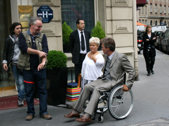 Mimie Mathy et l'acteur Philippe Caroit sur le tournage de Joséphine, Ange gardien, à Paris, le 19 juin 2012