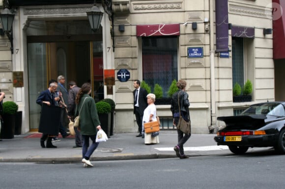 Mimie Mathy et Philippe Caroit sur le tournage de Joséphine, Ange gardien, à Paris, le 19 juin 2012