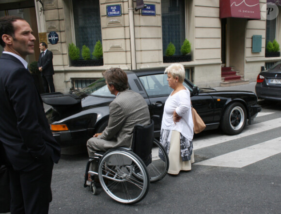 Mimie Mathy et Philippe Caroit sur le tournage de Joséphine, Ange gardien, à Paris, le 19 juin 2012