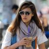 Jessica Alba éblouit avec son sac orange Ralph Lauren.