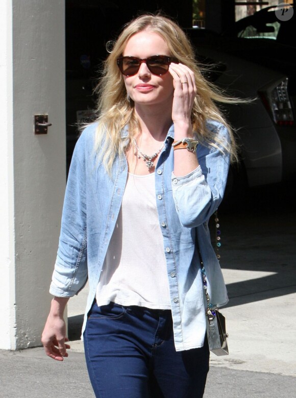 Kate Bosworth, créatrice et égérie de Jewelmint, ne quitte plus son petit sac argenté.