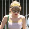 Taylor Swift, toujours stylée et adorable dans ses petites robes printanières, est fan de son sac Elie Saab qu'elle a choisi en vert.