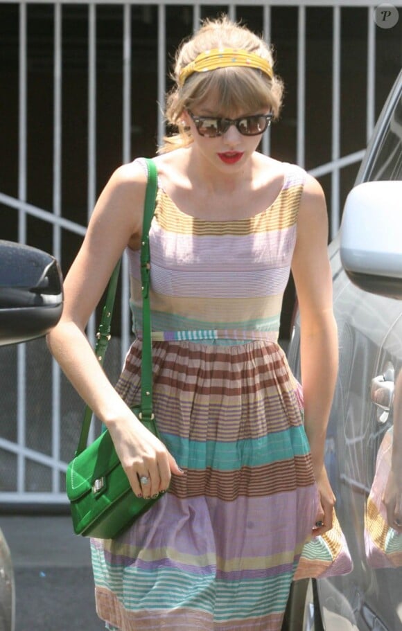 Taylor Swift, toujours stylée et adorable dans ses petites robes printanières, est fan de son sac Elie Saab qu'elle a choisi en vert.