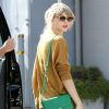 Taylor Swift a jeté son dévolu sur un sac Elie Saab issu de la collection prêt-à-porter printemps 2012.