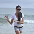 Janice Dickinson fait son yoga sur la plage de Malibu le 4 juillet 2012