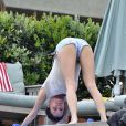 Janice Dickinson, 57 ans, fait son yoga sur la plage de Malibu le 4 juillet 2012