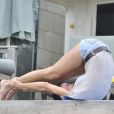 Souple, Janice Dickinson fait son yoga sur la plage de Malibu le 4 juillet 2012