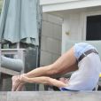 Superbe, Janice Dickinson fait son yoga sur la plage de Malibu le 4 juillet 2012