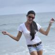 En plein show, Janice Dickinson fait son yoga sur la plage de Malibu le 4 juillet 2012