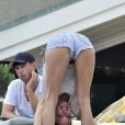 Janice Dickinson fait son yoga sur la plage de Malibu le 4 juillet 2012
