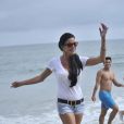 Belle et joyeuse, Janice Dickinson fait son yoga sur la plage de Malibu le 4 juillet 2012