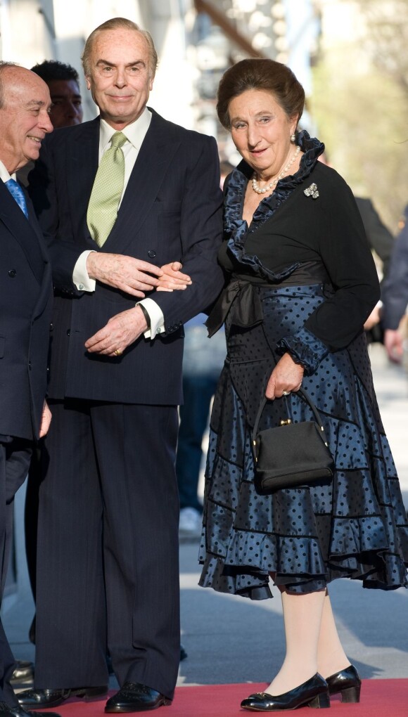 L'infante Margarita d'Espagne (en photo : au Ritz de Madrid avec son époux Carlos Zurita le 31 mars 2011), soeur du roi Juan Carlos Ier, a dû être hospitalisée en raison d'une forte fièvre début juillet 2012, renonçant à une cérémonie de la Fondation des Ducs de Soria.
