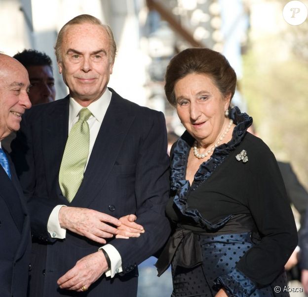 L'infante Margarita d'Espagne (en photo : au Ritz de Madrid avec son époux Carlos Zurita le 31 mars 2011), soeur du roi Juan Carlos Ier, a dû être hospitalisée en raison d'une forte fièvre début juillet 2012, renonçant à une cérémonie de la Fondation des Ducs de Soria.