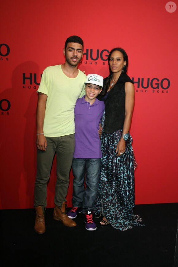 Barbara Feltus et ses enfants Noah et Elias lors de la présentation de la collection printemps-été Hugo Boss à Berlin pendant la Fashion Week. Le 5 juillet 2012