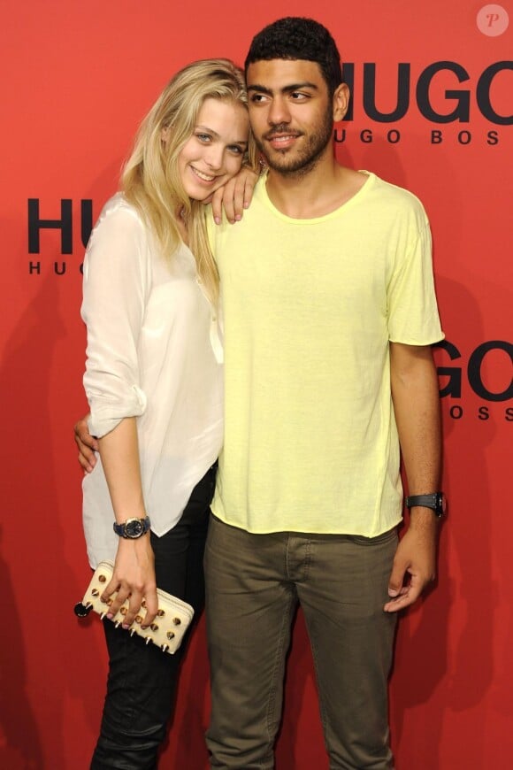 Noah Becker pose avec sa petite amie Laura Zurbriggen lors de la présentation de la collection printemps-été Hugo Boss à Berlin pendant la Fashion Week. Le 5 juillet 2012