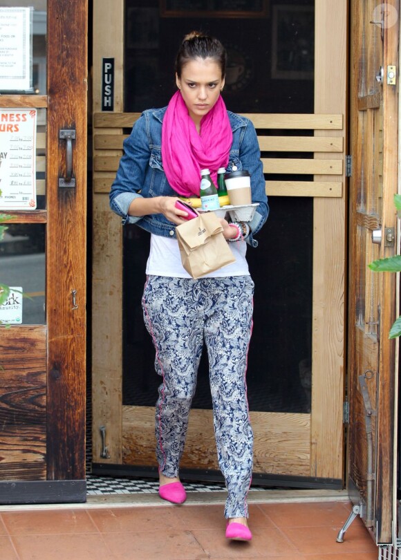 Jessica Alba a les bras chargé en sortant d'un café de Los Angeles  le 6 juillet 2012