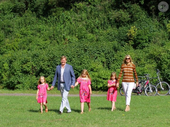 Le prince Willem-Alexander et le princesse Maxima des Pays-Bas, comme chaque année, ont pris la pose avec leurs filles les princesses Catharaina-Amalia, Alexia et Ariane, désormais âgées de 8, 7 et 5 ans, pour fêter l'arrivée des vacances d'été. Le 7 juillet 2012, la séance photo a eu lieu dans le parc de la résidence familiale à Wassenaar, la villa Eikenhorst.