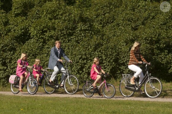 Pour les photographes, les royaux ont simulé une balade à vélo. Le prince Willem-Alexander et le princesse Maxima des Pays-Bas, comme chaque année, ont pris la pose avec leurs filles les princesses Catharaina-Amalia, Alexia et Ariane, désormais âgées de 8, 7 et 5 ans, pour fêter l'arrivée des vacances d'été. Le 7 juillet 2012, la séance photo a eu lieu dans le parc de la résidence familiale à Wassenaar, la villa Eikenhorst.