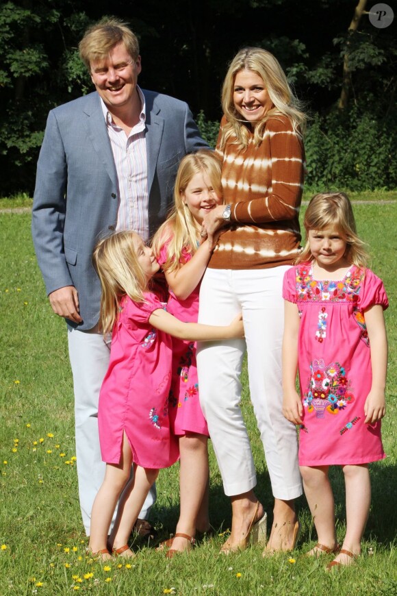 Le prince Willem-Alexander et le princesse Maxima des Pays-Bas, comme chaque année, ont pris la pose avec leurs filles les princesses Catharaina-Amalia, Alexia et Ariane, désormais âgées de 8, 7 et 5 ans, pour fêter l'arrivée des vacances d'été. Le 7 juillet 2012, la séance photo a eu lieu dans le parc de la résidence familiale à Wassenaar, la villa Eikenhorst.