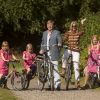 En vidéo, la séance photo ! Le prince Willem-Alexander et le princesse Maxima des Pays-Bas, comme chaque année, ont pris la pose avec leurs filles les princesses Catharaina-Amalia, Alexia et Ariane, désormais âgées de 8, 7 et 5 ans, pour fêter l'arrivée des vacances d'été. Le 7 juillet 2012, la séance photo a eu lieu dans le parc de la résidence familiale à Wassenaar, la villa Eikenhorst.