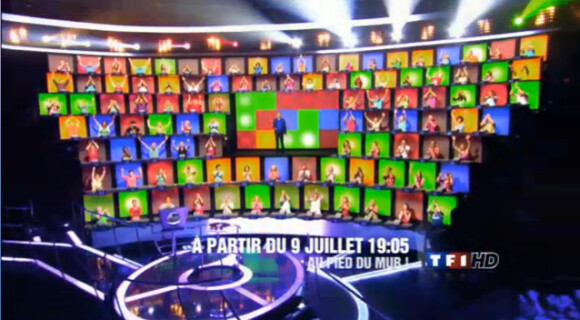 Jean-Luc Reichmann dans son nouveau jeu Au Pied du mur (TF1)