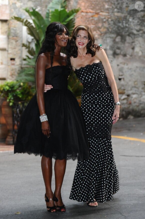 Naomi Campbell et Stephanie Seymour, deux beautés rayonnantes lors de la présentation de la collection Alta Moda par Dolce & Gabbana. Taormina, le 9 juillet 2012.