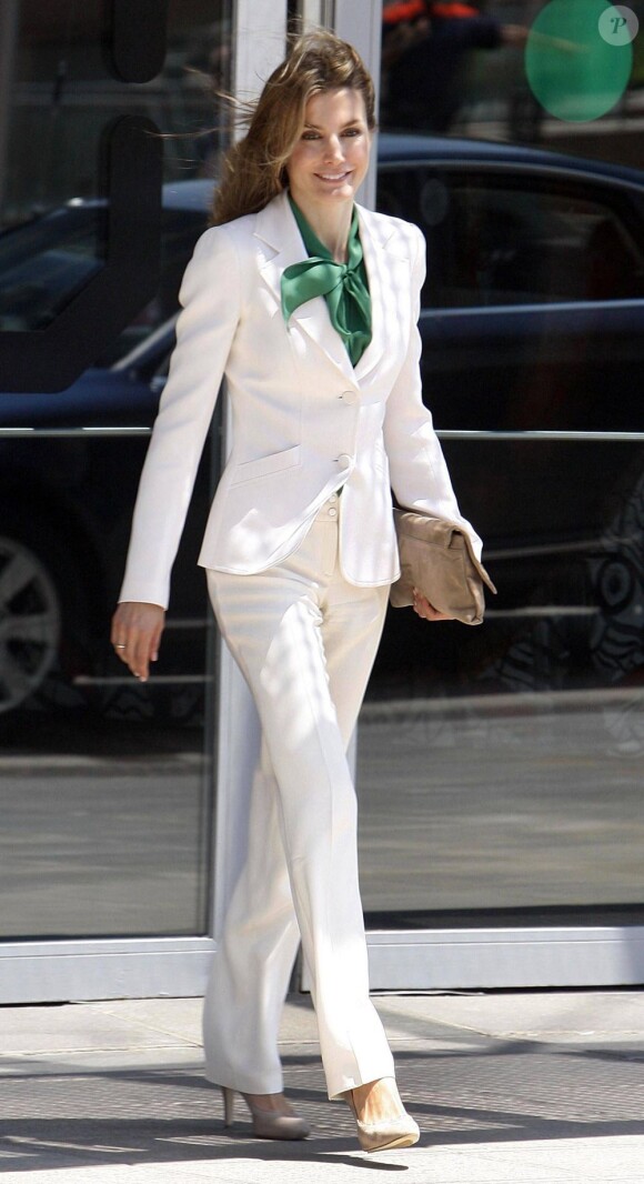 Superbe en tailleur blanc et chemisier vert, la princesse Letizia d'Espagne présidait la clôture du 22e congrès de l'European Association for Cancer Research (EACR), à Barcelone le 10 juillet 2012.