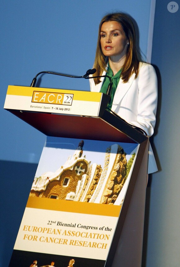 La princesse Letizia d'Espagne lors de son discours de clôture du 22e congrès de l'European Association for Cancer Research (EACR), à Barcelone le 10 juillet 2012.