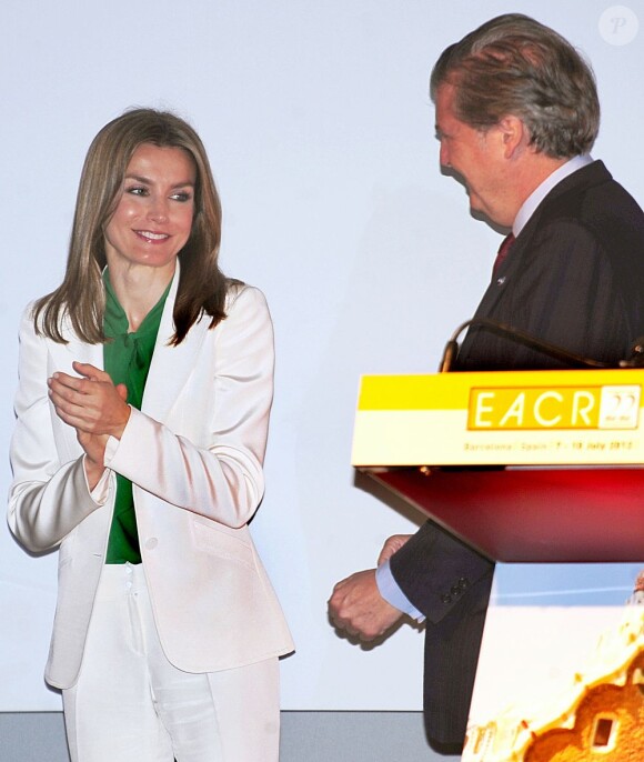 La princesse Letizia d'Espagne, en solo, lors de la clôture 22e congrès de l'European Association for Cancer Research (EACR), à Barcelone le 10 juillet 2012.