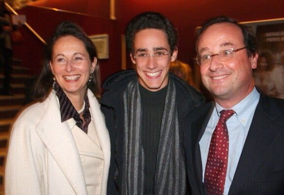 Thomas Hollande entre ses parents Ségolène Royal et François Hollande à Paris, le 11 janvier 2005.