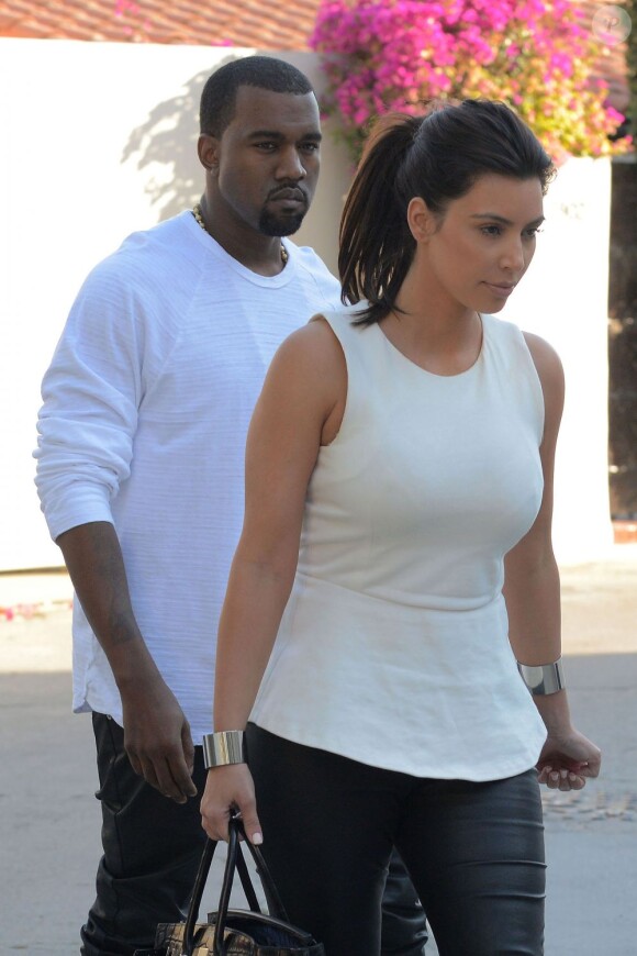Peu démonstratifs, Kanye West et Kim Kardashian sortent de chez le rappeur, à Hollywood le 11 juillet 2012