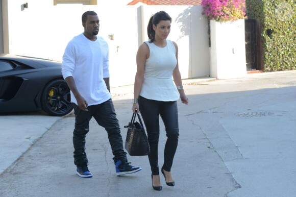 Amoureux mais discrets, Kanye West et Kim Kardashian sortent de chez le rappeur, à Hollywood le 11 juillet 2012