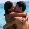 Belén Rodriguez et son amoureux Stefano de Martino s'embrassent avec passion. Formentera, le 11 juillet 2012.
