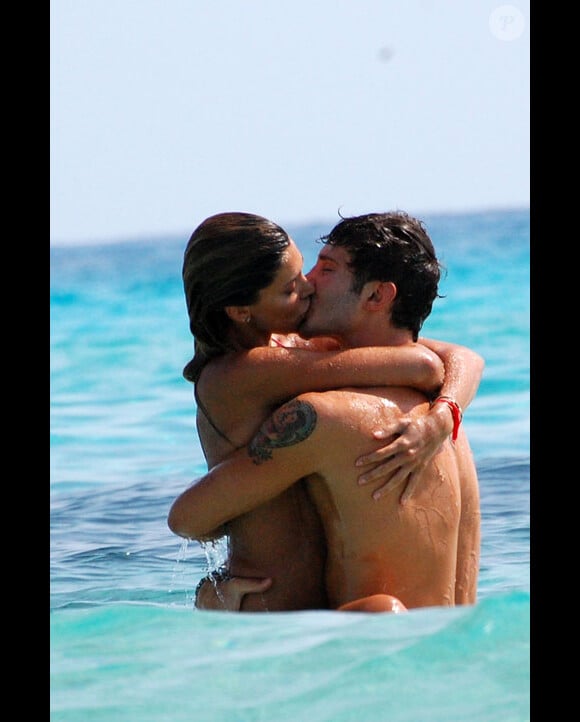 Belén Rodriguez et son amoureux Stefano de Martino s'embrassent avec passion. Formentera, le 11 juillet 2012.