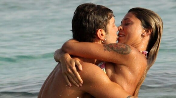 Belén Rodriguez : Torride sur la plage avec son chéri italien