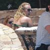 Hayden Panettiere et son chéri Scotty McKnight au bord d'une piscine à Cabo San Lucas, au Mexique, le 8 juillet 2012