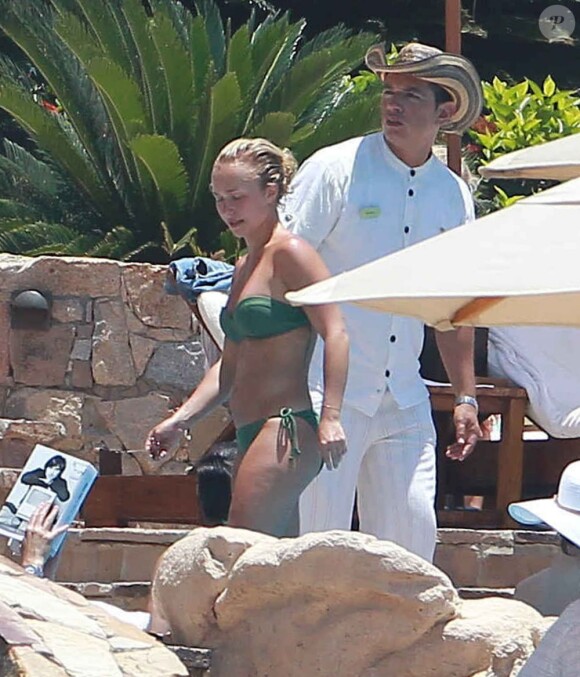 Ravie, Hayden Panettiere se détend au bord d'une piscine à Cabo San Lucas, au Mexique, le 8 juillet 2012