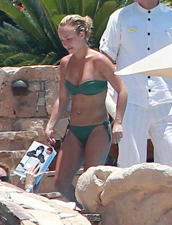 Superbe, Hayden Panettiere au bord d'une piscine à Cabo San Lucas, au Mexique, le 8 juillet 2012