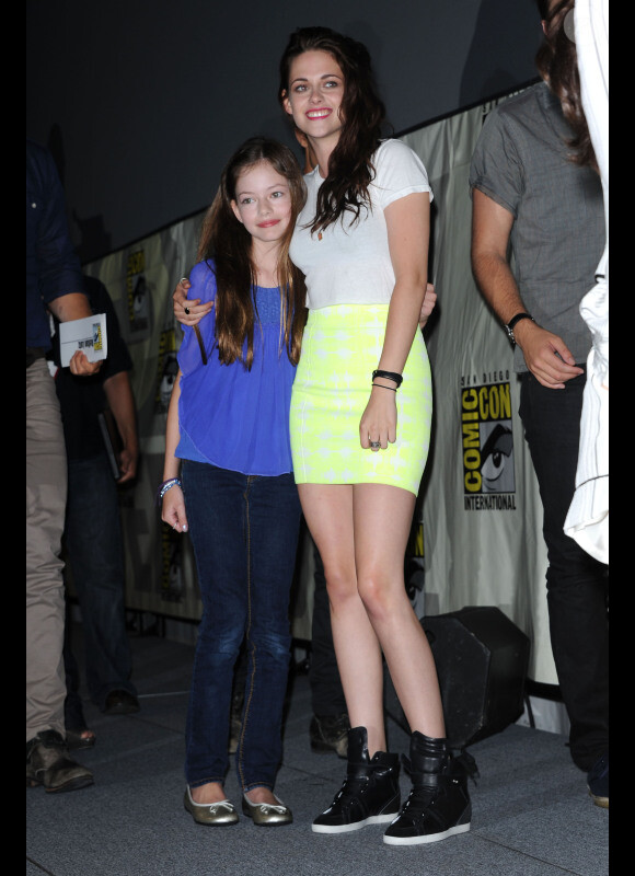 Mackenzie Foy et Kristen Stewart lors de la présentation durant le Comic-Con à San Diego de Twilight - chapitre 5 : Révélation (2ème partie) le 12 juillet 2012