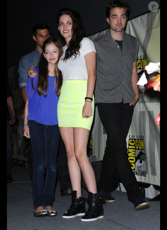 Mackenzie Foy, Kristen Stewart, Robert Pattinson et Taylor Lautner lors de la présentation durant le Comic-Con à San Diego de Twilight - chapitre 5 : Révélation (2ème partie) le 12 juillet 2012